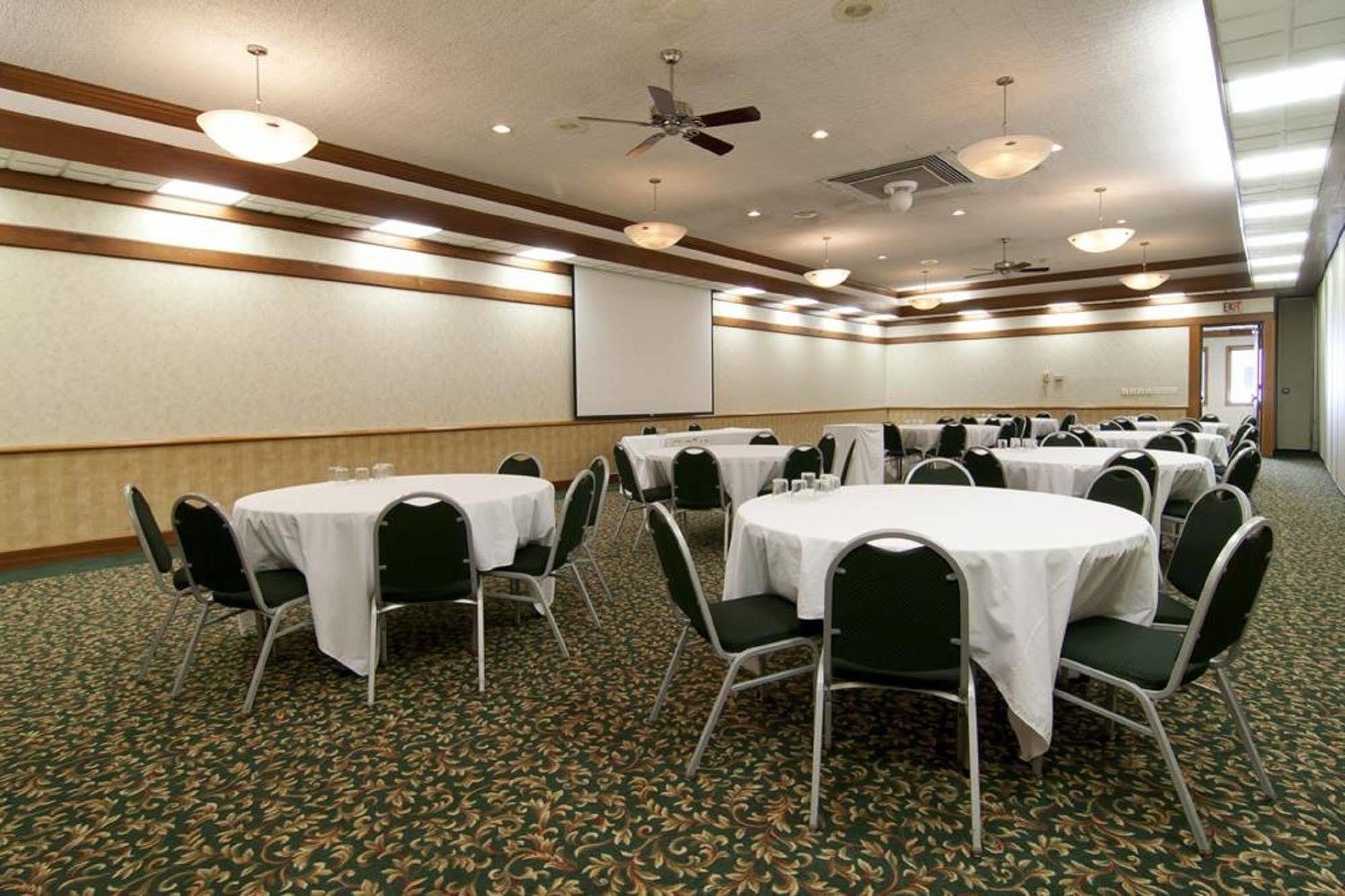 Norwood Inn & Suites Mankato North Mankato ภายนอก รูปภาพ